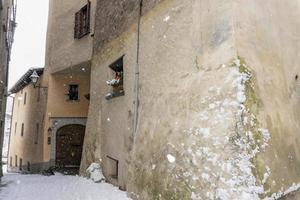 bormio vila medieval valtellina itália sob a neve no inverno foto