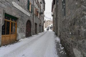 bormio vila medieval valtellina itália sob a neve no inverno foto