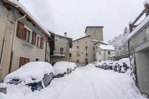 bormio vila medieval valtellina itália sob a neve no inverno foto