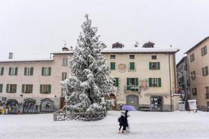 bormio vila medieval valtellina itália sob a neve no inverno foto