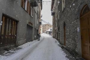 bormio vila medieval valtellina itália sob a neve no inverno foto