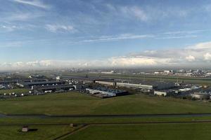 edifício do aeroporto schiphol amsterdã e vista aérea da área de operação após a decolagem foto