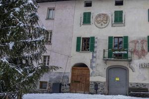 bormio vila medieval valtellina itália sob a neve no inverno foto