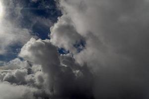 céu nublado da janela do avião durante o vôo foto