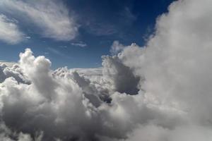 céu nublado da janela do avião durante o vôo foto