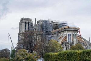 notre dame paris em restauração foto