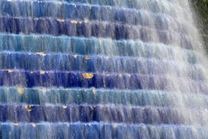 água na fonte de mosaico de azulejos na expo de lisboa foto