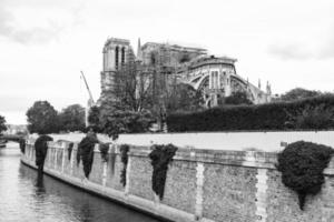 notre dame paris em restauração foto