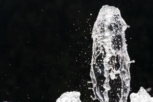 detalhe de água de respingo de fonte close-up foto