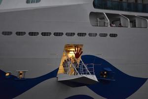 genoa, itália - 27 de julho de 2017 - navio de cruzeiro msc meraviglia navegando do porto foto