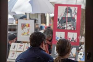 Paris, França - pode 1 2016 - artista e turista dentro Montmartre foto