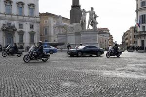 Roma, Itália. 22 de novembro de 2019 - presidente sergio mattarella chegando ao prédio quirinale foto