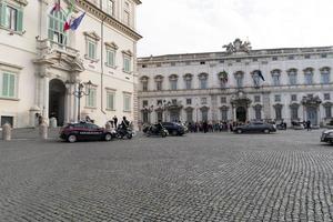 Roma, Itália. 22 de novembro de 2019 - presidente sergio mattarella chegando ao prédio quirinale foto