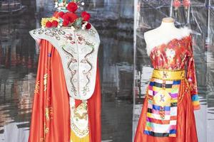 muitos vestidos de quimono japoneses no mercado foto