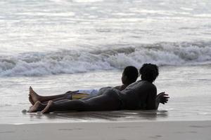 mahe, seychelles - 13 de agosto de 2019 - jovens crioulos se divertindo na praia foto