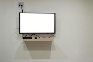 em branco televisão exibição em a parede e cabo conexão foto