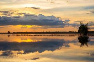 panorama do nascer do sol com névoa dentro a pôr do sol foto