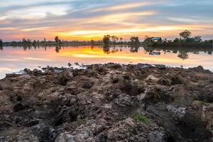 panorama do nascer do sol com névoa dentro a pôr do sol foto