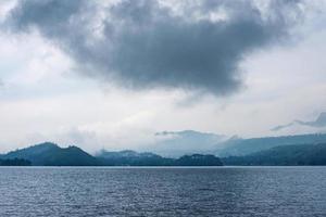 panorama do nascer do sol com névoa dentro a manhã foto