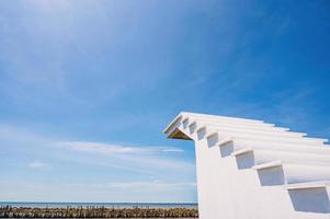 lindo marinha e azul céu com branco Escadaria para a céu ao lado a mar dentro tailândia.linda marinha e azul céu com branco Escadaria para a céu ao lado a mar dentro tailândia. foto