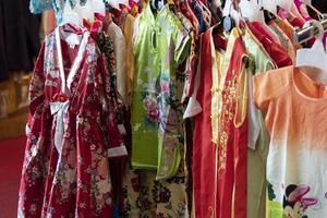 muitos vestidos de quimono japoneses no mercado foto