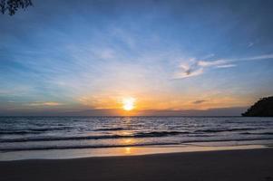 lindo idílico marinha pôr do sol Visão em kohkood ilha dentro baixo estação travel.koh bom, Além disso conhecido Como ko kut, é a ilha dentro a golfo do Tailândia foto