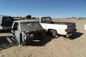 velho carro abandonado no ferro-velho em baja california sur mexico foto