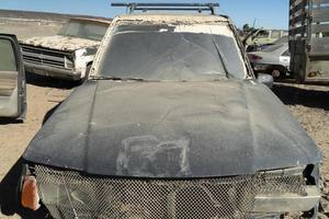 velho carro abandonado no ferro-velho em baja california sur mexico foto