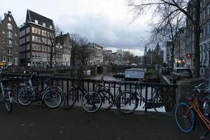 Amsterdã, Holanda - 25 de fevereiro de 2020 - canais da cidade velha foto