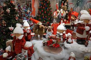 enfeites de árvore de natal no mercado de rua foto