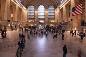 nova york, eua - 5 de maio de 2019 - a grande estação central está cheia de gente foto