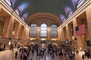 nova york, eua - 5 de maio de 2019 - a grande estação central está cheia de gente foto