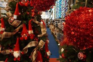 enfeites de árvore de natal no mercado de rua foto