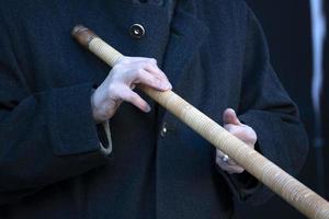 detalhe de instrumento musical de trompa tradicional de montanha de madeira foto