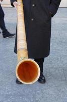detalhe de instrumento musical de trompa tradicional de montanha de madeira foto