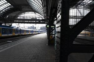 Amsterdã, Holanda - 25 de fevereiro de 2020 - estação central da cidade velha foto