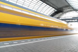 Amsterdã, Holanda - 25 de fevereiro de 2020 - trem chegando na cidade velha da estação central foto