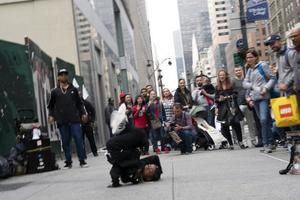 nova york, eua - 7 de maio de 2019 - dançarina de break na 5ª avenida foto