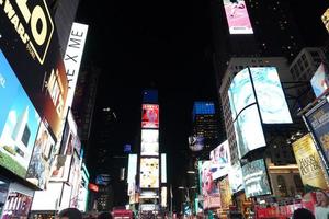 nova york, eua - 25 de maio de 2018 - times square cheio de pessoas foto