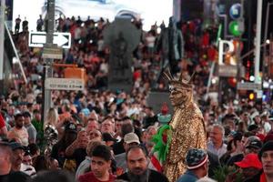 nova york, eua - 25 de maio de 2018 - times square cheio de pessoas foto