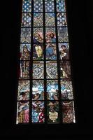 kutna hora, república tcheca - 14 de julho de 2019 - interior do dome saint barbara church window glass mucha liberty style foto