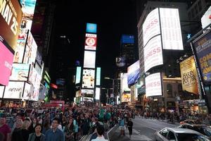 nova york, eua - 25 de maio de 2018 - times square cheio de pessoas foto