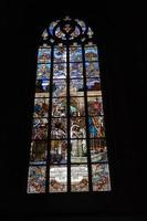 kutna hora, república tcheca - 14 de julho de 2019 - interior do dome saint barbara church window glass mucha liberty style foto