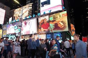 nova york, eua - 25 de maio de 2018 - times square cheio de pessoas foto