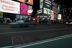 nova york, eua - 25 de maio de 2018 - times square cheio de pessoas foto