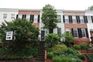 georgetown dc washington casas sob a chuva foto