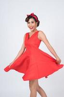linda mulher com um vestido vermelho em estúdio foto