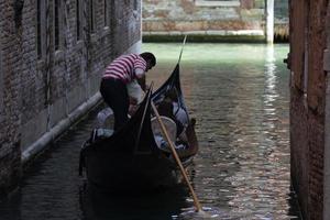 veneza, itália - 15 de setembro de 2019 - muitas gôndolas em detalhes de veneza foto