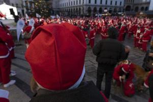 Gênova, Itália - 22 de dezembro de 2019 - caminhada tradicional do Papai Noel foto