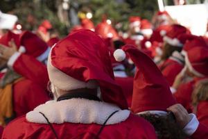 Gênova, Itália - 22 de dezembro de 2019 - caminhada tradicional do Papai Noel foto